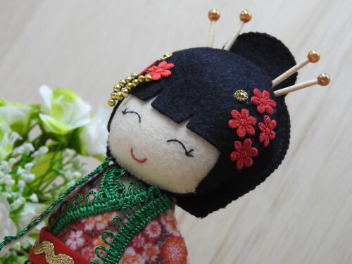 Boneca Kokeshi em feltro 15 cm