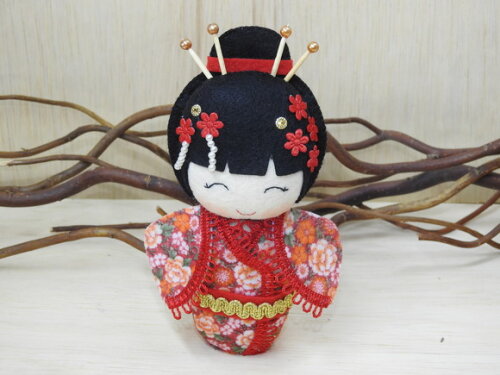 Boneca Kokeshi em feltro 15 cm