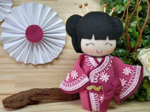 Boneca Kokeshi em feltro 15 cm
