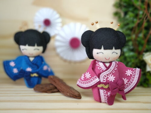 Boneca Kokeshi em feltro 15 cm