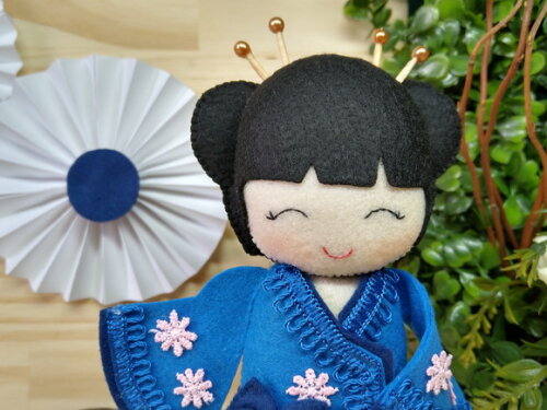 Boneca Kokeshi em feltro 15 cm