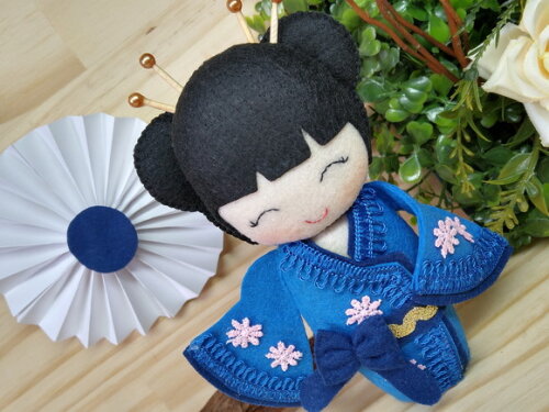 Boneca Kokeshi em feltro 15 cm