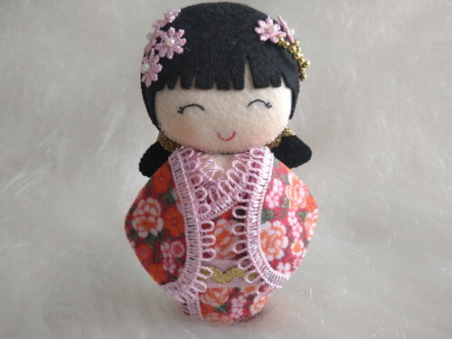 Boneca Kokeshi em feltro 15 cm
