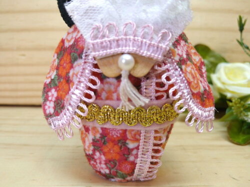 Boneca Kokeshi em feltro 15 cm