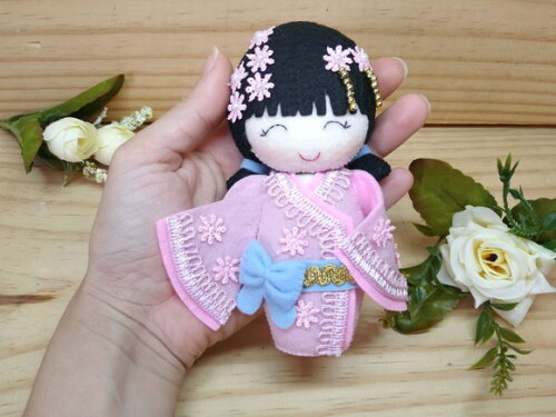 Boneca Kokeshi em feltro 15 cm