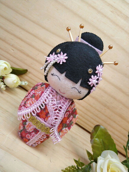Boneca Kokeshi em feltro 15 cm