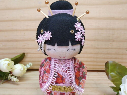 Boneca Kokeshi em feltro 15 cm