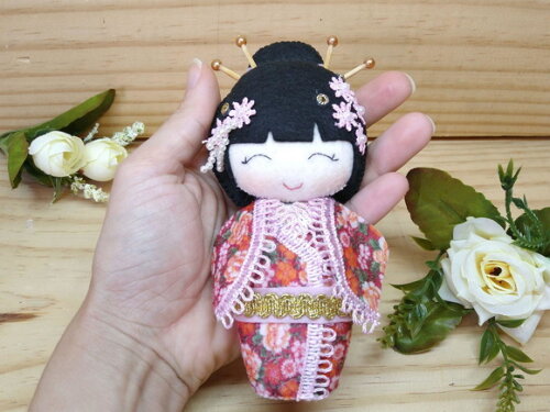 Boneca Kokeshi em feltro 15 cm