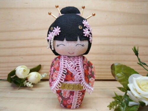 Boneca Kokeshi em feltro 15 cm