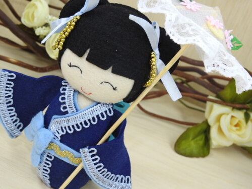 Boneca Kokeshi em Feltro 15 cm