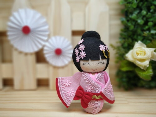 Boneca Kokeshi em Feltro 15 cm