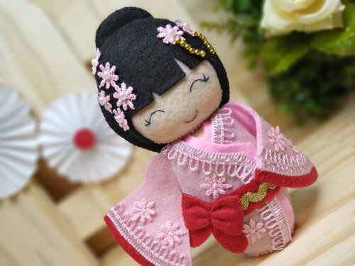 Boneca Kokeshi em Feltro 15 cm