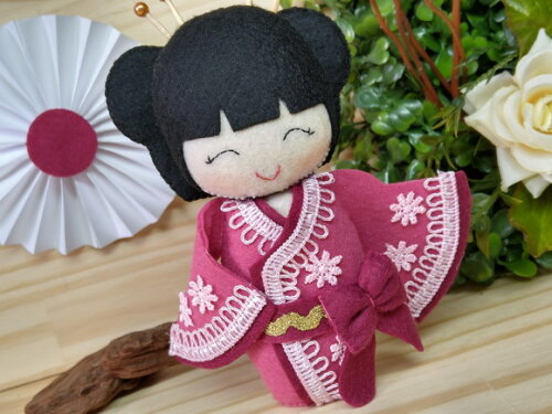 Boneca Kokeshi em Feltro 15 cm