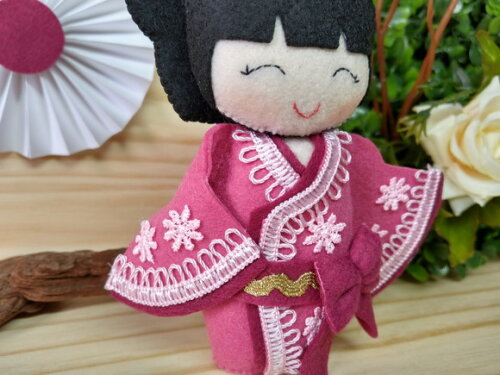 Boneca Kokeshi em Feltro 15 cm