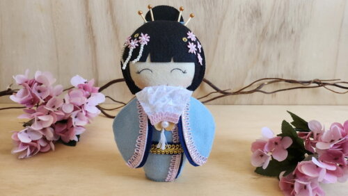 Boneca Kokeshi em Feltro 18 cm - Chamar Chat