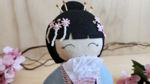 Boneca Kokeshi em Feltro 18 cm - Chamar Chat