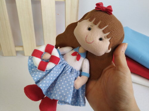 Boneca Menina Marinha de Feltro - Chamar Chat