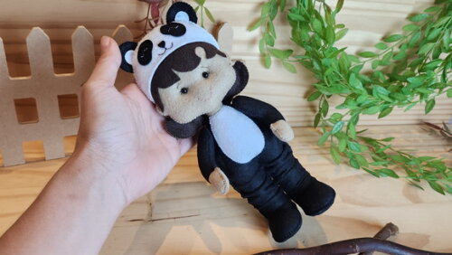 Boneca Panda de Feltro - Chamar Chat