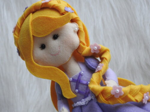 Boneca Rapunzel em Feltro- Enrolados