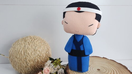 Boneco Oriental em Feltro - 20 cm