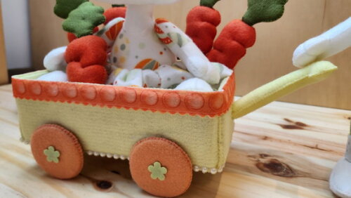 Coelha de Páscoa no Carrinho em Feltro