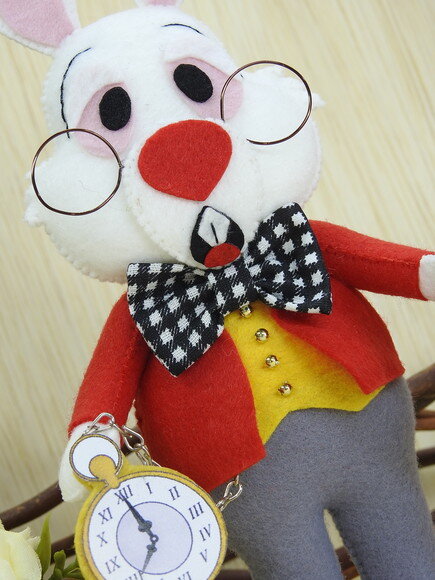 Coelho da Alice no País das Maravilhas em Feltro