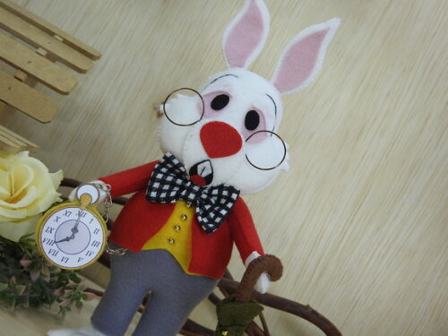Coelho da Alice no País das Maravilhas em Feltro