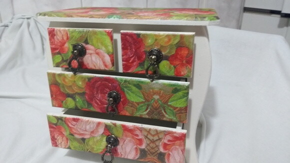 Comoda- decorada com 4 Gavetas