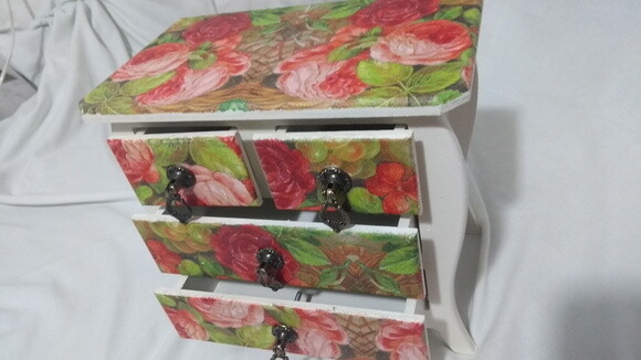 Comoda- decorada com 4 Gavetas