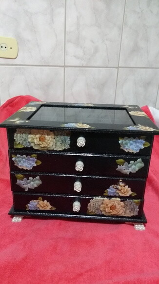 Comoda- decorada com 4 Gavetas
