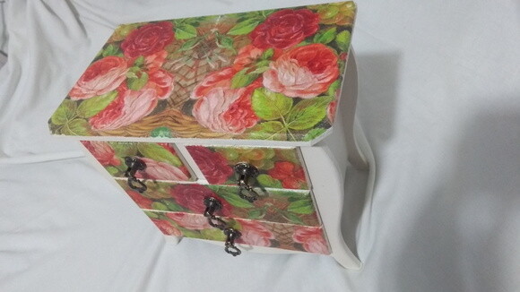 Comoda- decorada com 4 Gavetas