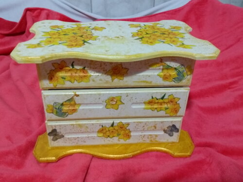 Comoda- decorada com 3 Gavetas