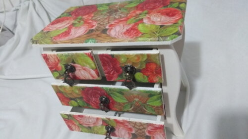 Comoda- decorada com 4 Gavetas