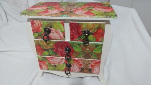 Comoda- decorada com 4 Gavetas
