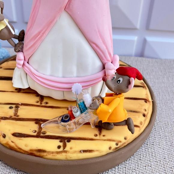 Peça Decorativa Vestido Cinderela em Biscuit Artesanal