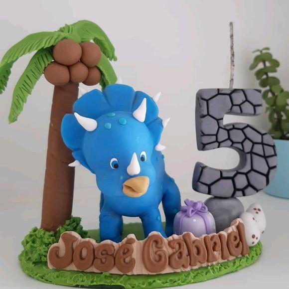 Topo de Bolo Dinossauro em Biscuit