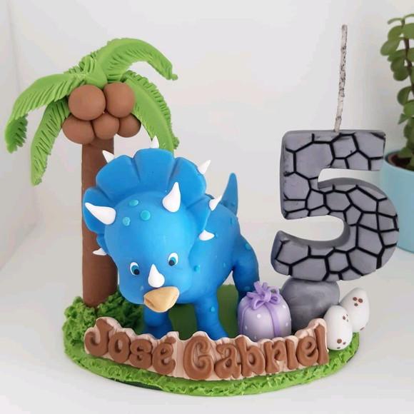 Topo de Bolo Dinossauro em Biscuit
