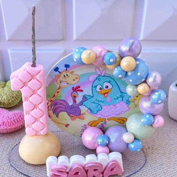 Vela Cenário Galinha Pintadinha com Nome - 10 cm