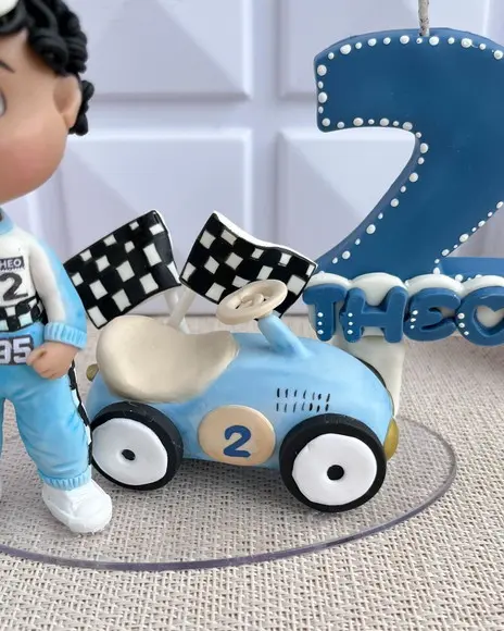 Topo de Bolo Carro com Vela 2 em Biscuit Personalizado