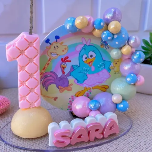 Vela Cenário Galinha Pintadinha com Nome - 10 cm