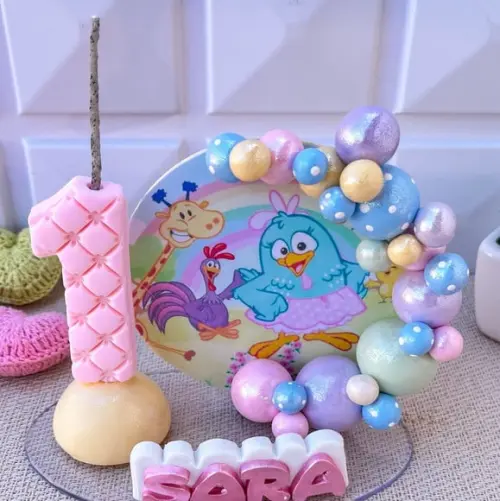 Vela Cenário Galinha Pintadinha com Nome - 10 cm