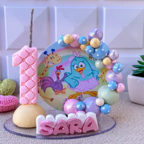 Vela Cenário Galinha Pintadinha com Nome - 10 cm