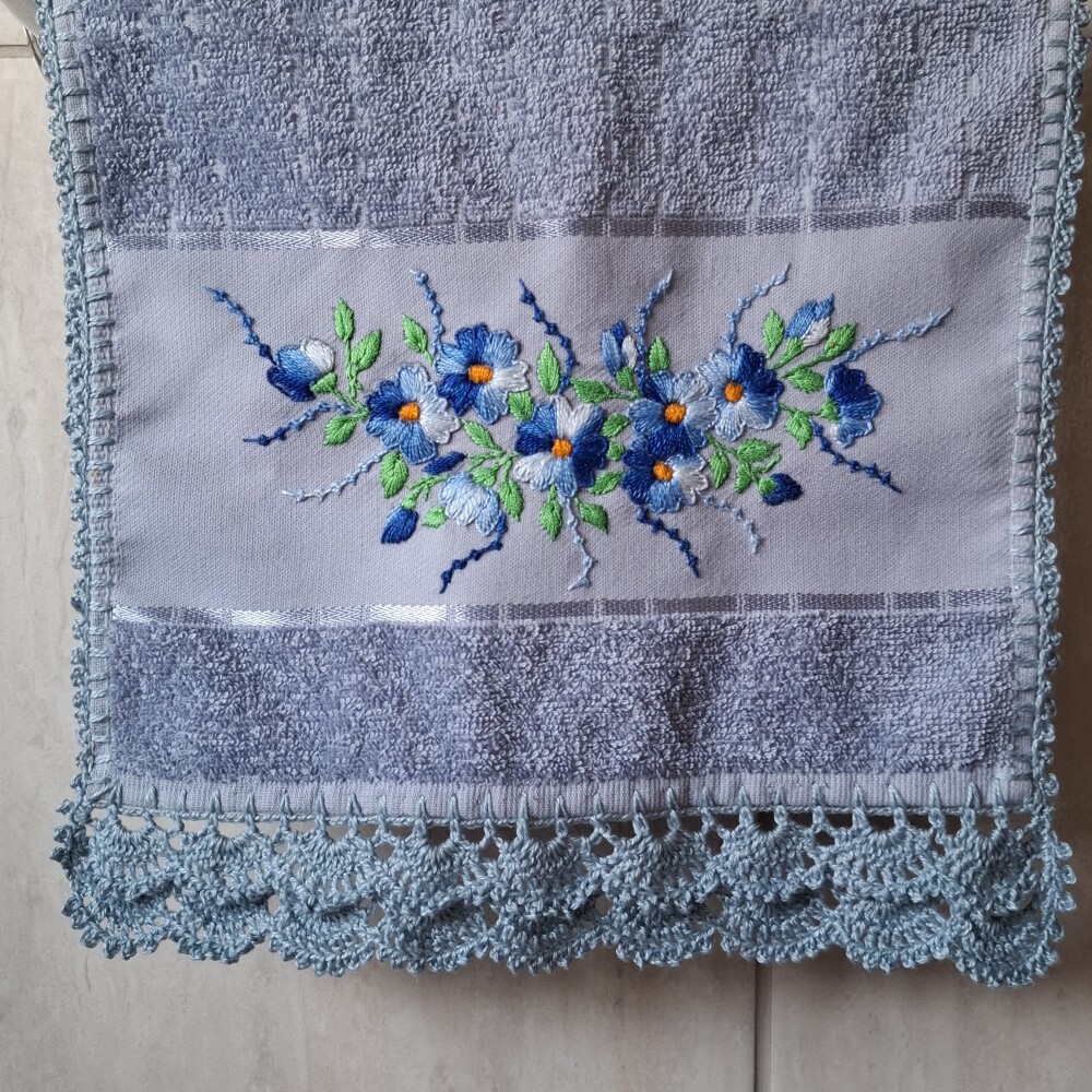 TOALHA DE LAVABO BORDADA A MÃO