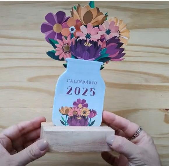 Arquivo Digital Mini Calendário Vasinhos de Flores com Base