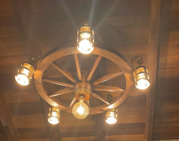 Lustre Roda Rústica 60cm Em Madeira 5 Bocais E 1 Soquete
