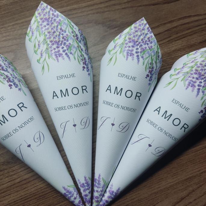 Cone para pétalas de rosas