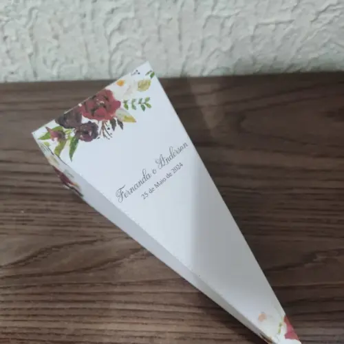 Cone para pétalas de rosas