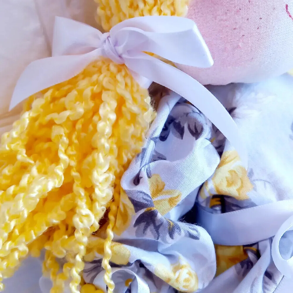 Boneca de Pano Artesanal Algodão Articulada Vestido Floral Amare