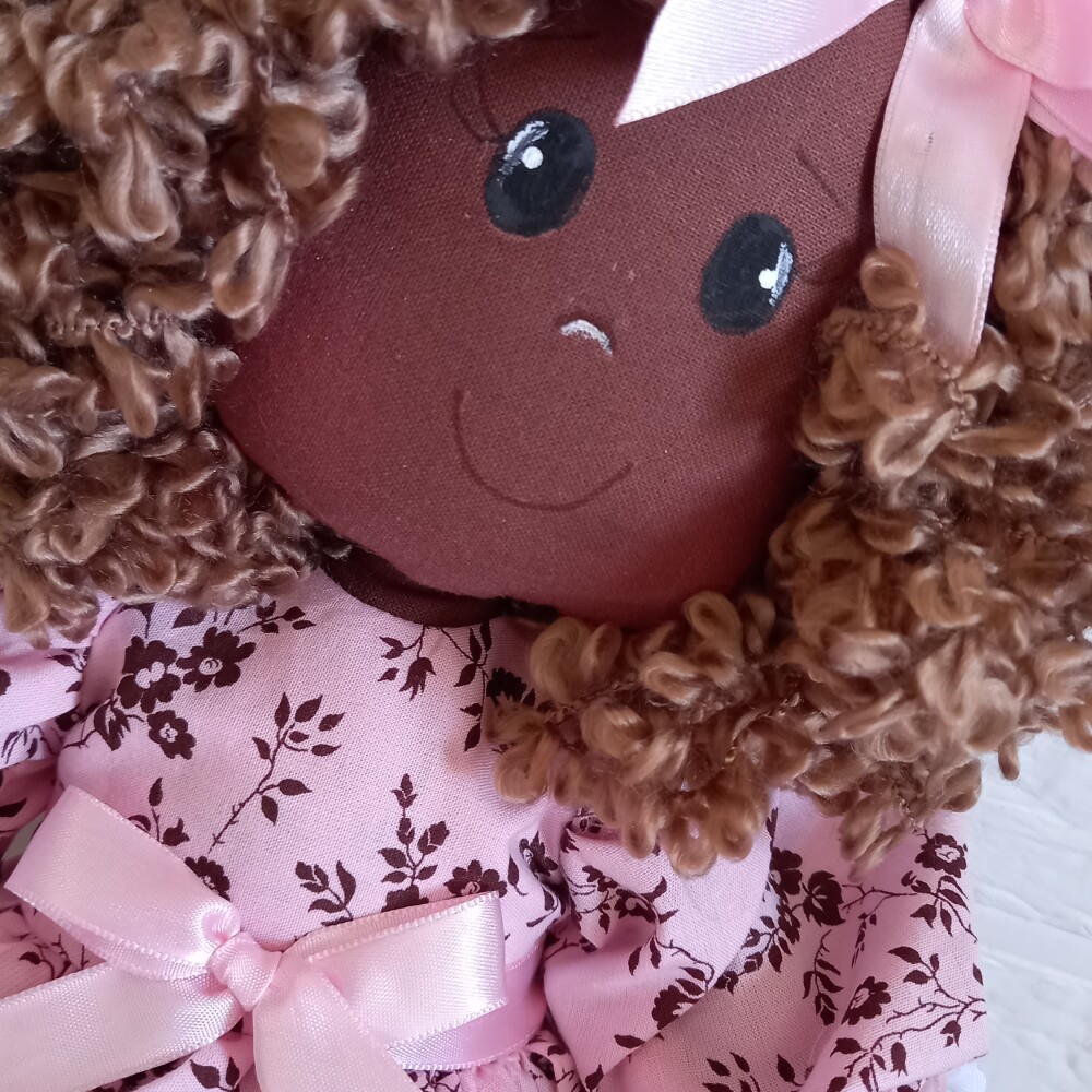 Boneca de Pano Artesanal Algodão Articulada Vestido Floral Rosa