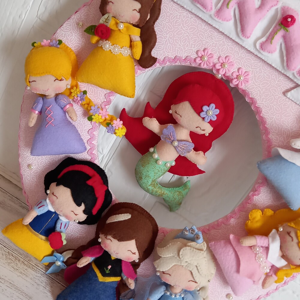 Guirlanda Feltro Porta Maternidade Bebê Enfeite Princesas